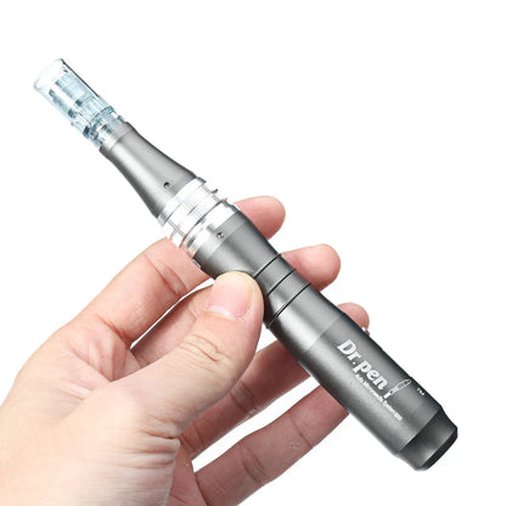 Tay cầm Dr. Pen M8 được cầm bằng một tay để thể hiện hình dạng và kích thước của nó