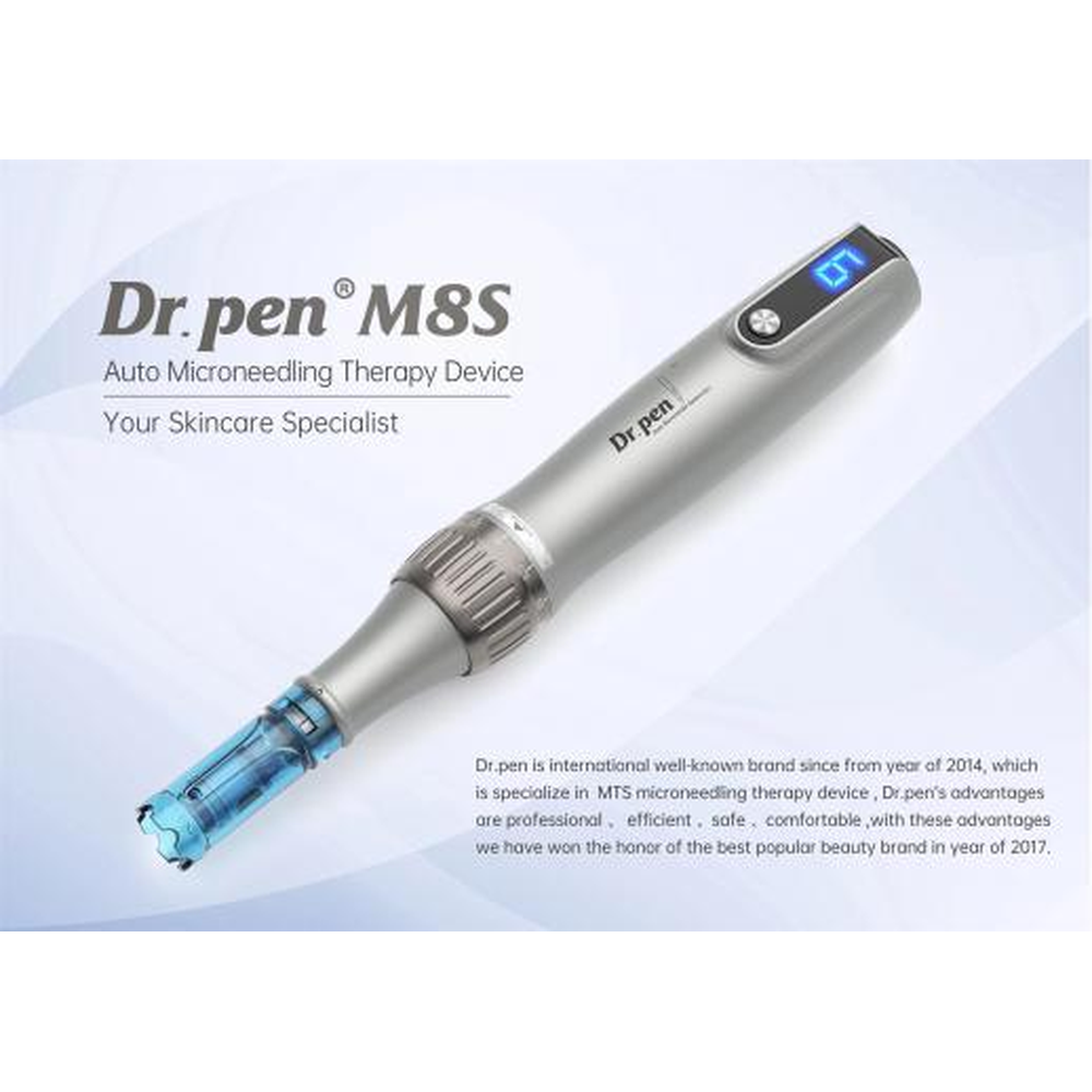 Tay cầm Dr. Pen M8s được hiển thị theo đường chéo với màn hình kỹ thuật số và đầu kim thay thế màu xanh được trang bị